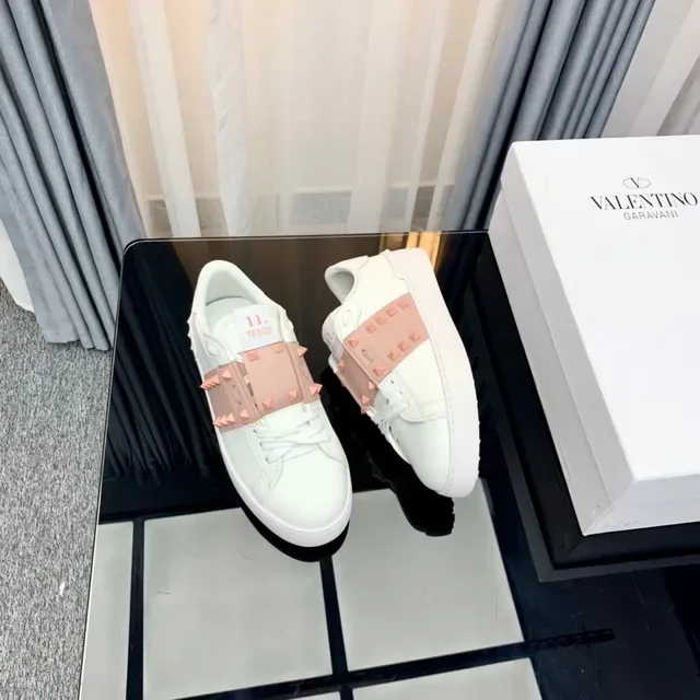 Valentino Rockstud blanc et rose poussiéreux clouté sneakers lifestyle 5