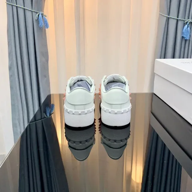 Valentino Rockstud blanc et rose poussiéreux clouté sneakers lifestyle 6