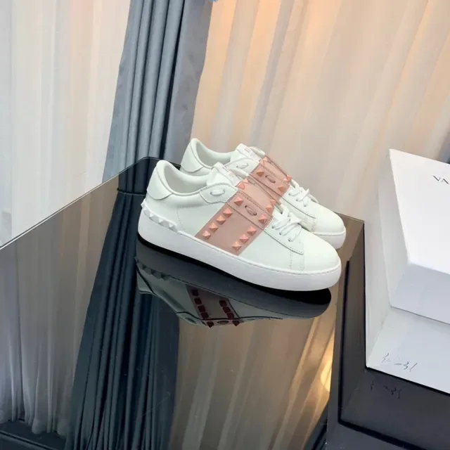 Valentino Rockstud blanc et rose poussiéreux clouté sneakers lifestyle 7