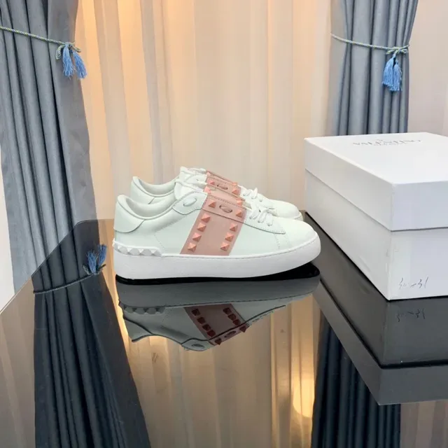 Valentino Rockstud blanc et rose poussiéreux clouté sneakers lifestyle 8