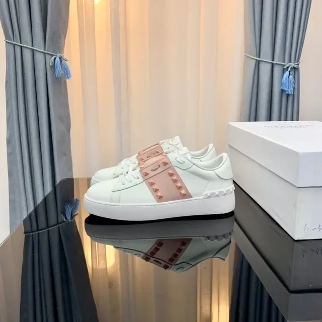 Valentino Rockstud blanc et rose poussiéreux clouté sneakers lifestyle 9