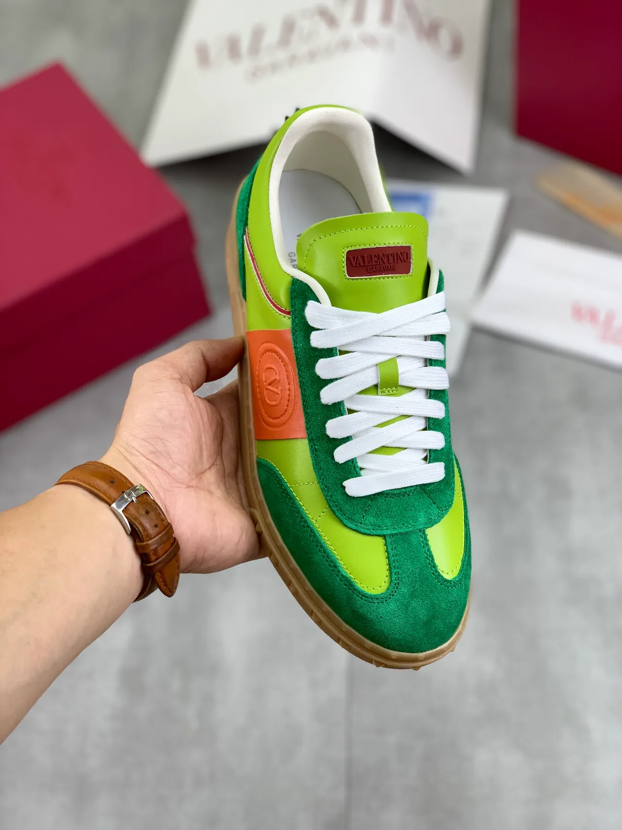 Valentino VLogo Sneakers lifestyle de camurça verde com color block 1