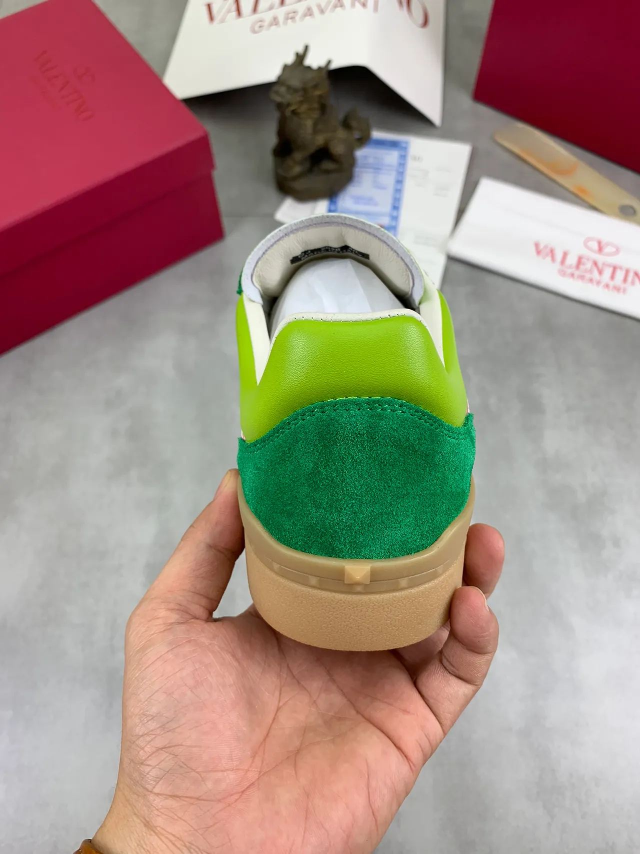 Valentino VLogo Sneakers lifestyle de camurça verde com color block 3