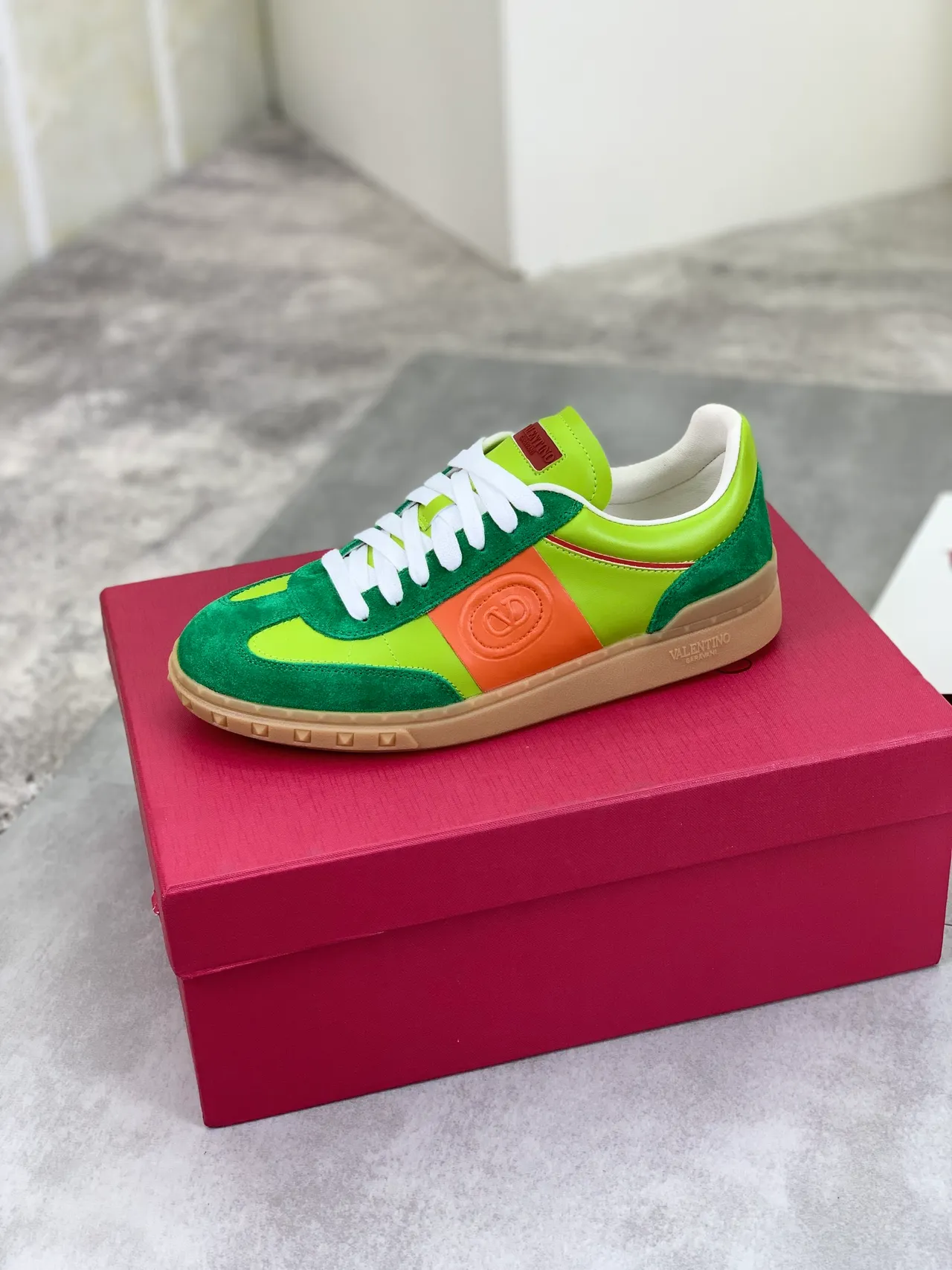 Valentino VLogo Sneakers lifestyle de camurça verde com color block 4