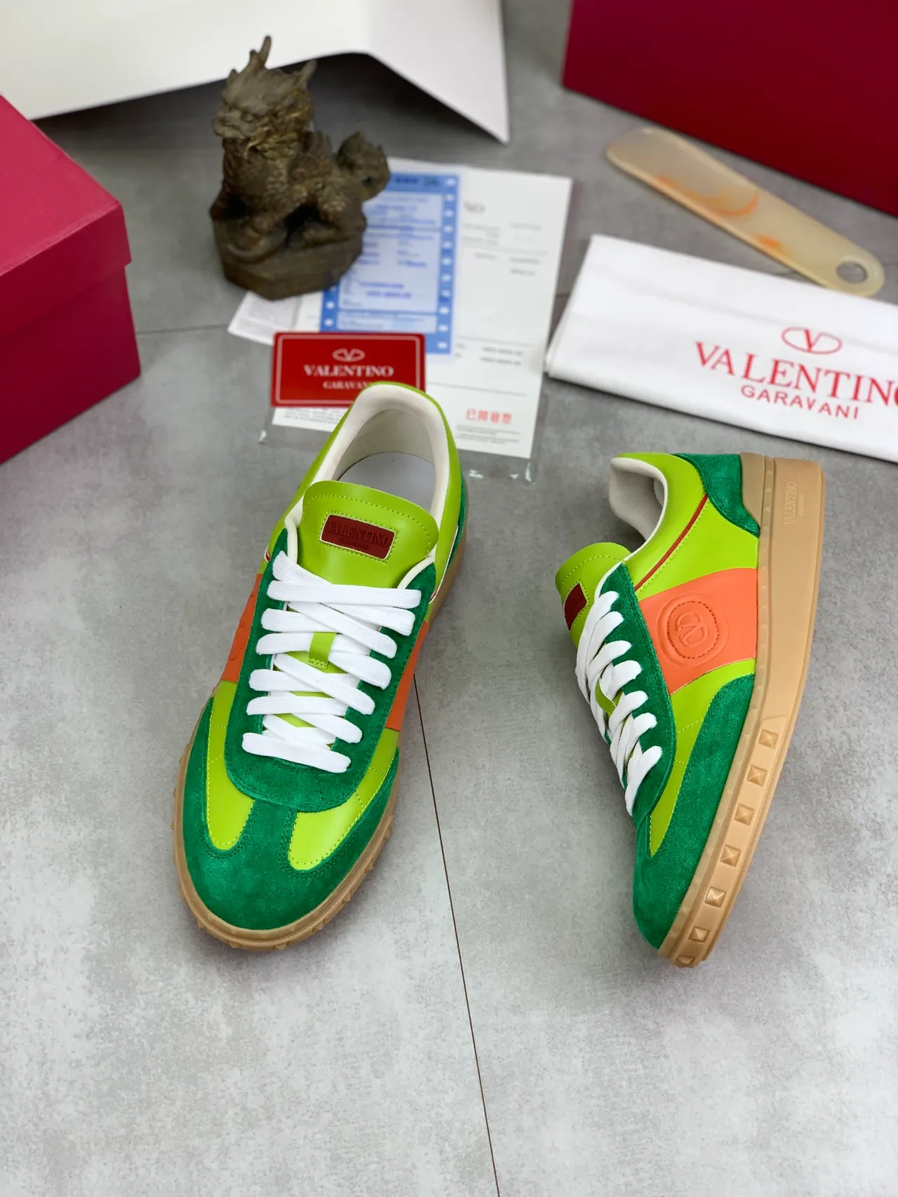 Valentino VLogo Sneakers lifestyle de camurça verde com color block 5