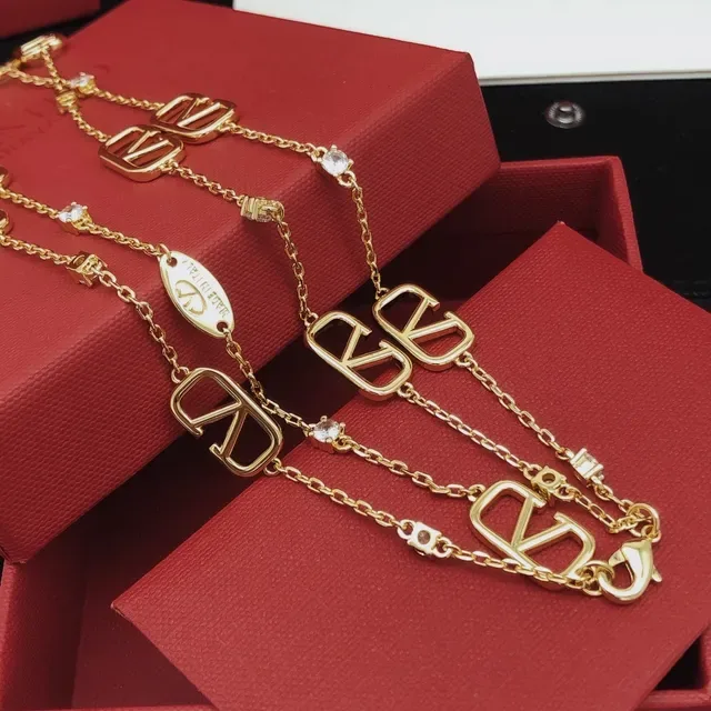 Collier Valentino VLogo Chaîne Or Argent Maillons Répétitifs 4