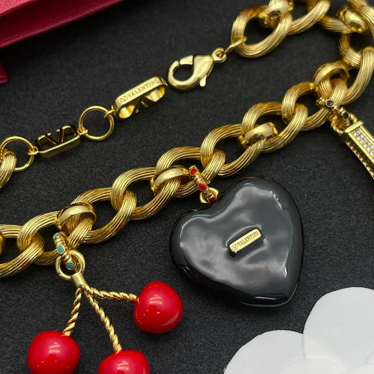 Valentino VLogo Cœur et Tour Eiffel Charme Bracelet Chaîne Dorée 3