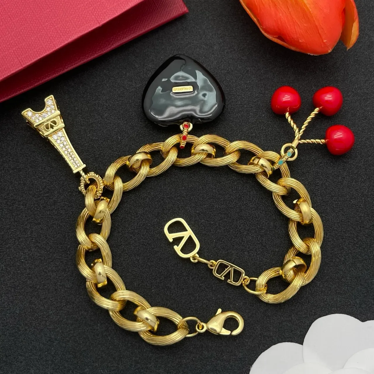 Valentino VLogo Cœur et Tour Eiffel Charme Bracelet Chaîne Dorée 4
