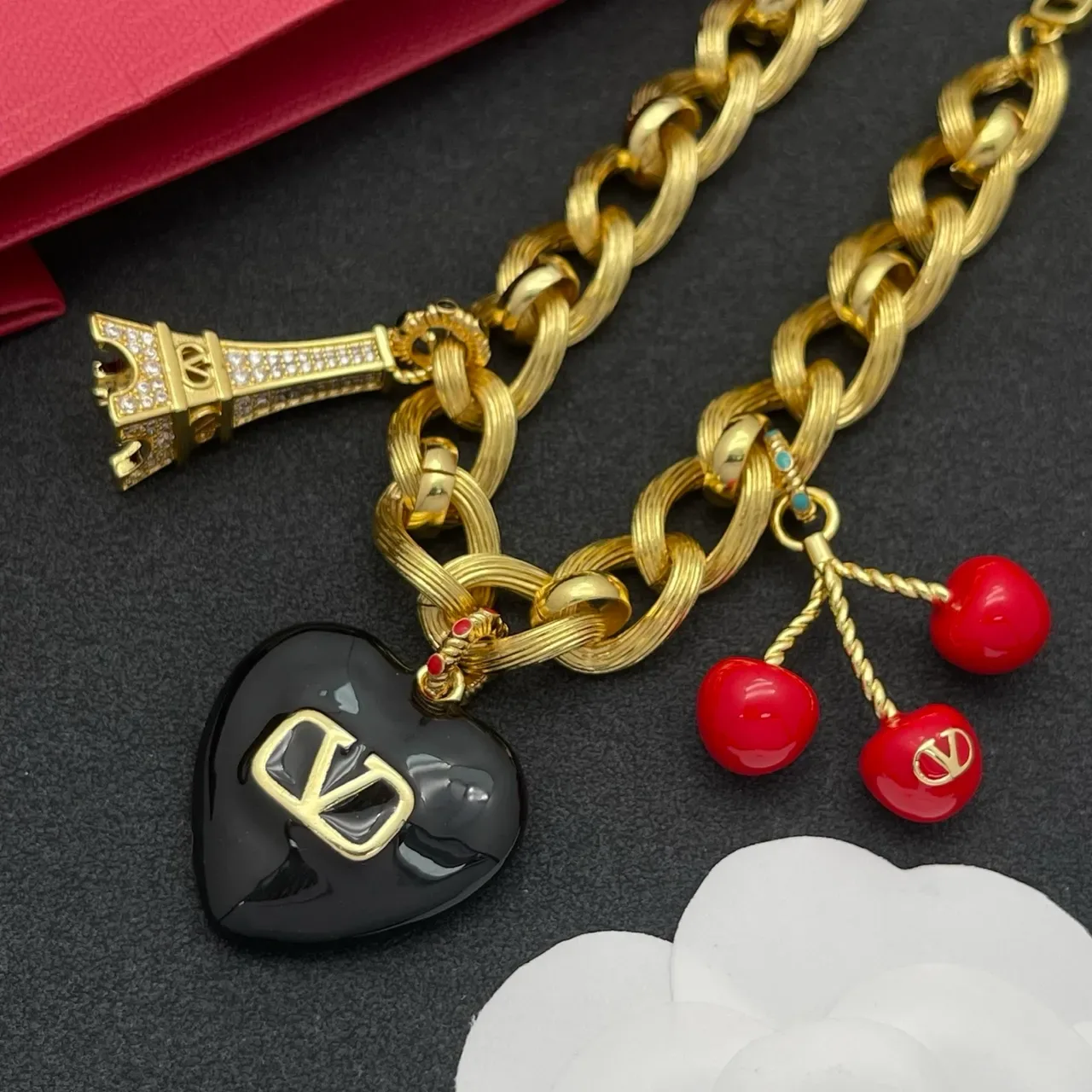 Valentino VLogo Cœur et Tour Eiffel Charme Bracelet Chaîne Dorée 5
