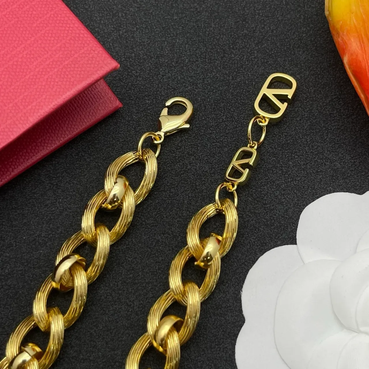 Valentino VLogo Cœur et Tour Eiffel Charme Bracelet Chaîne Dorée 6