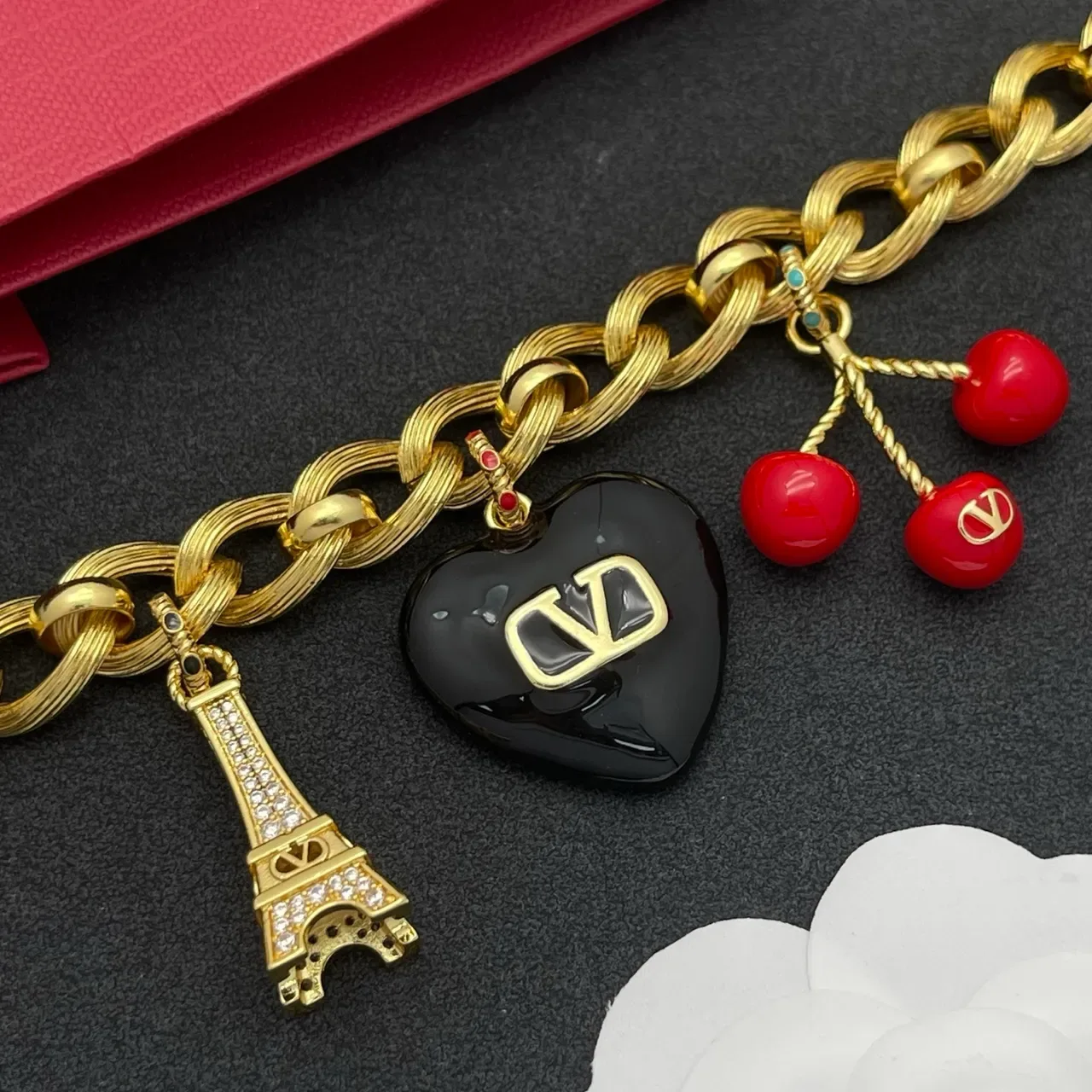 Valentino VLogo Cœur et Tour Eiffel Charme Bracelet Chaîne Dorée 7