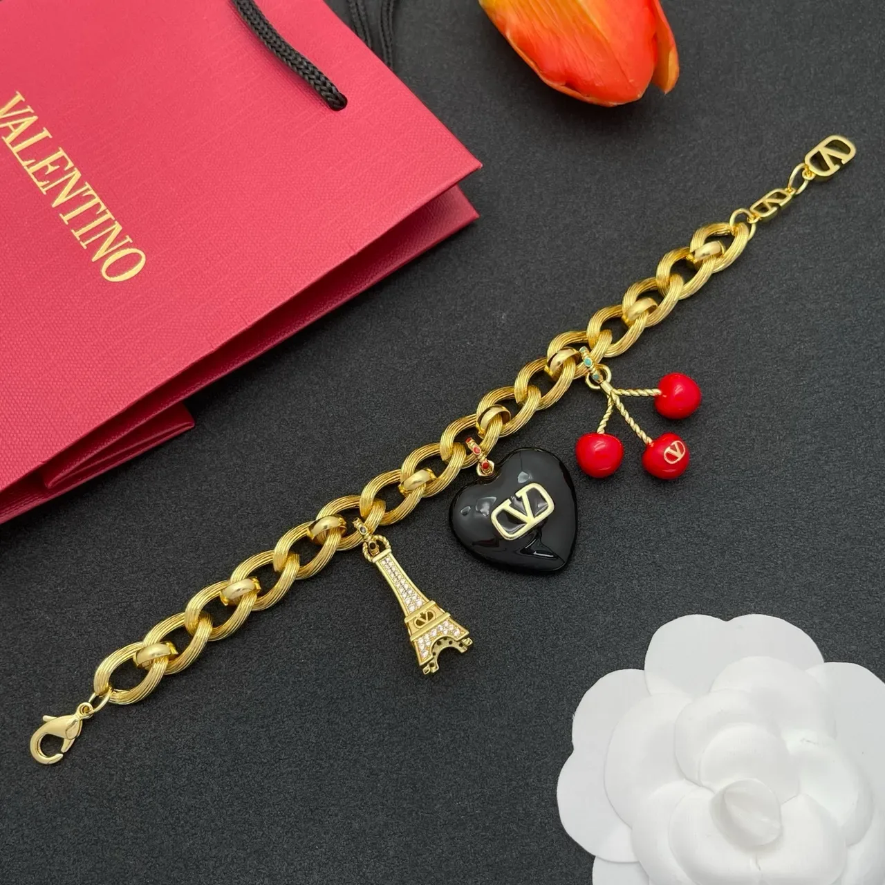 Valentino VLogo Cœur et Tour Eiffel Charme Bracelet Chaîne Dorée 8