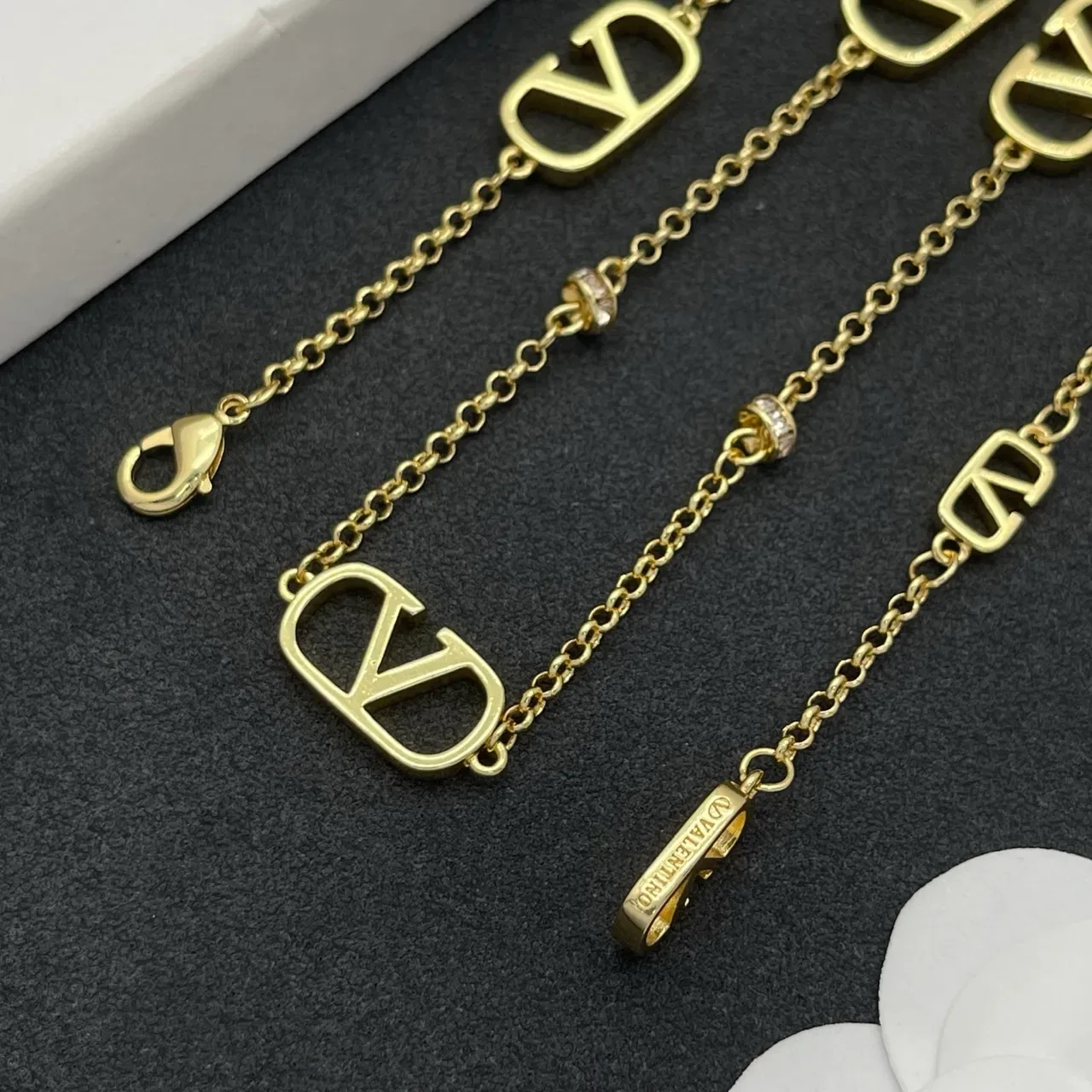 Collier Valentino VLogo Chaîne Or Argent Motifs Ouverts 3