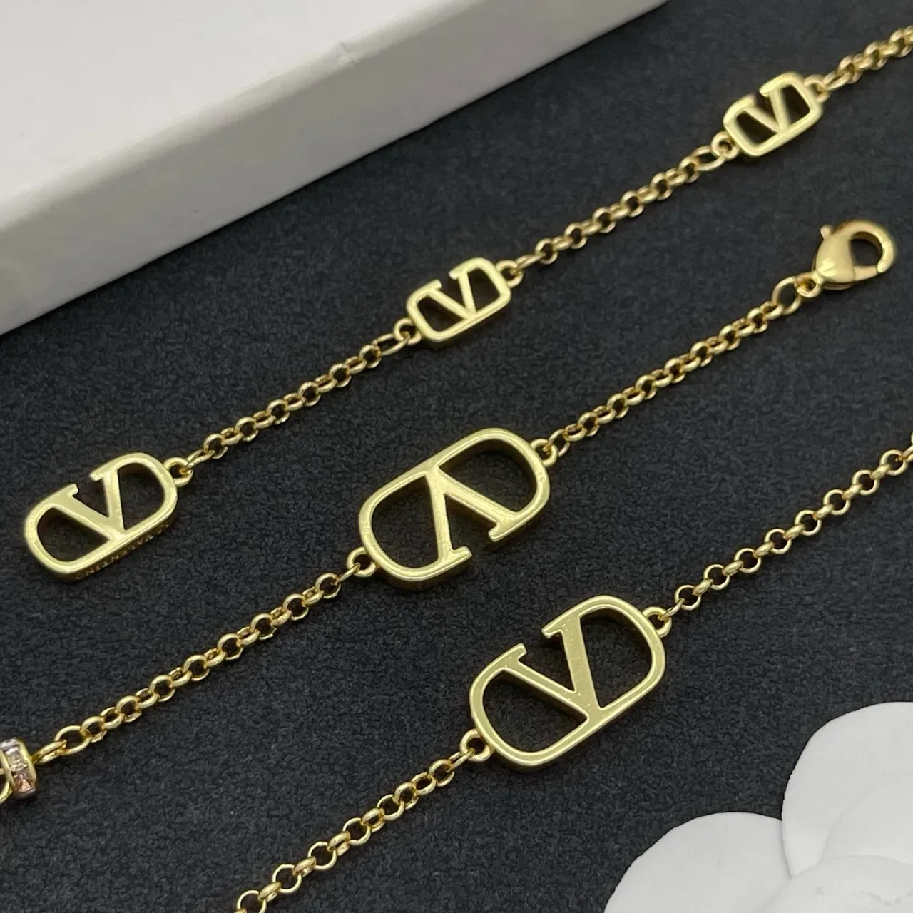 Collier Valentino VLogo Chaîne Or Argent Motifs Ouverts 4
