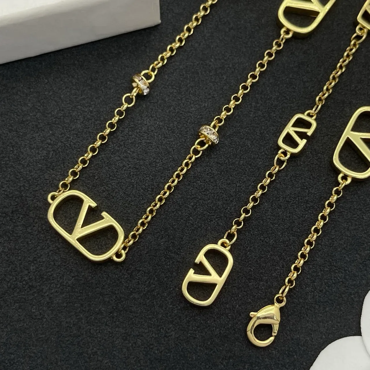 Collier Valentino VLogo Chaîne Or Argent Motifs Ouverts 5
