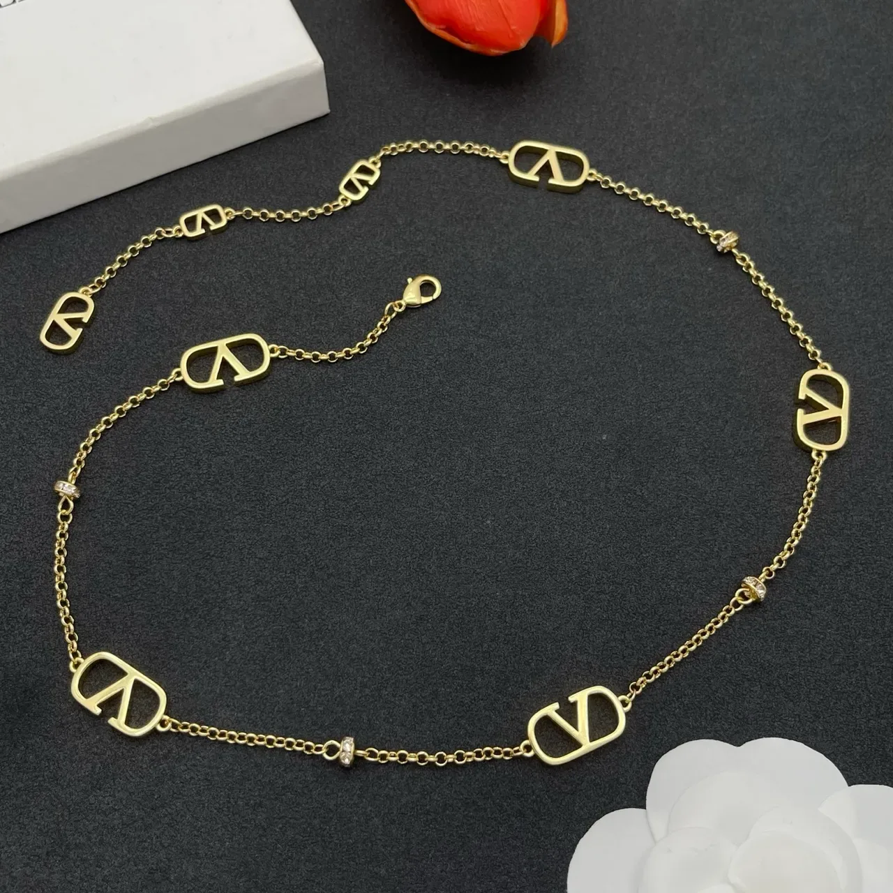 Collier Valentino VLogo Chaîne Or Argent Motifs Ouverts 8