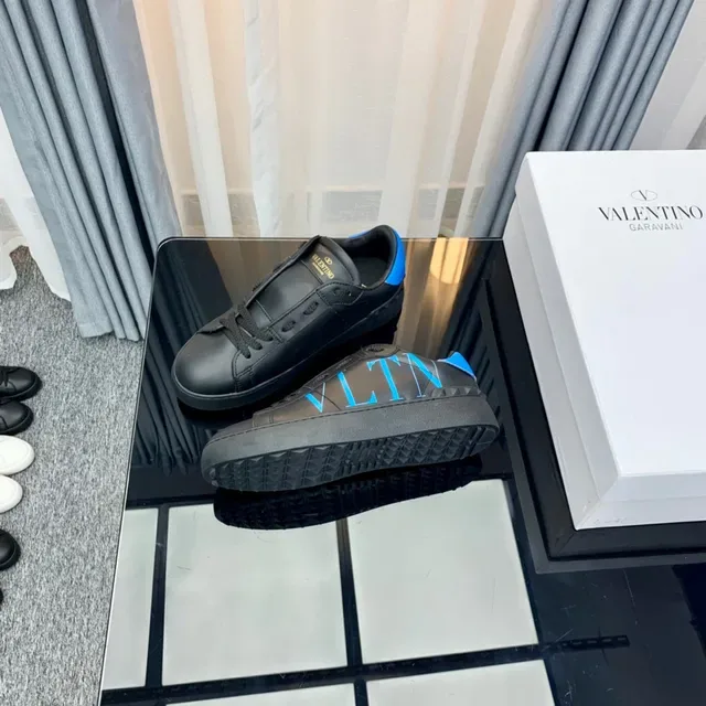 Valentino VLTN سنيكرز أسود وأزرق لايف ستايل 2