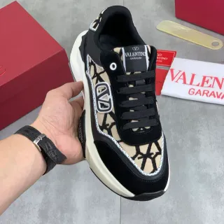 Valentino VLTN Monogram zapatillas chunky negras y beige