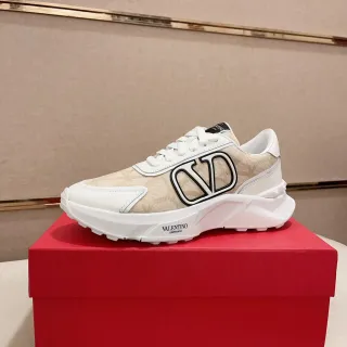 瓦伦蒂诺 VLTN Runner 米色和白色生活方式运动鞋