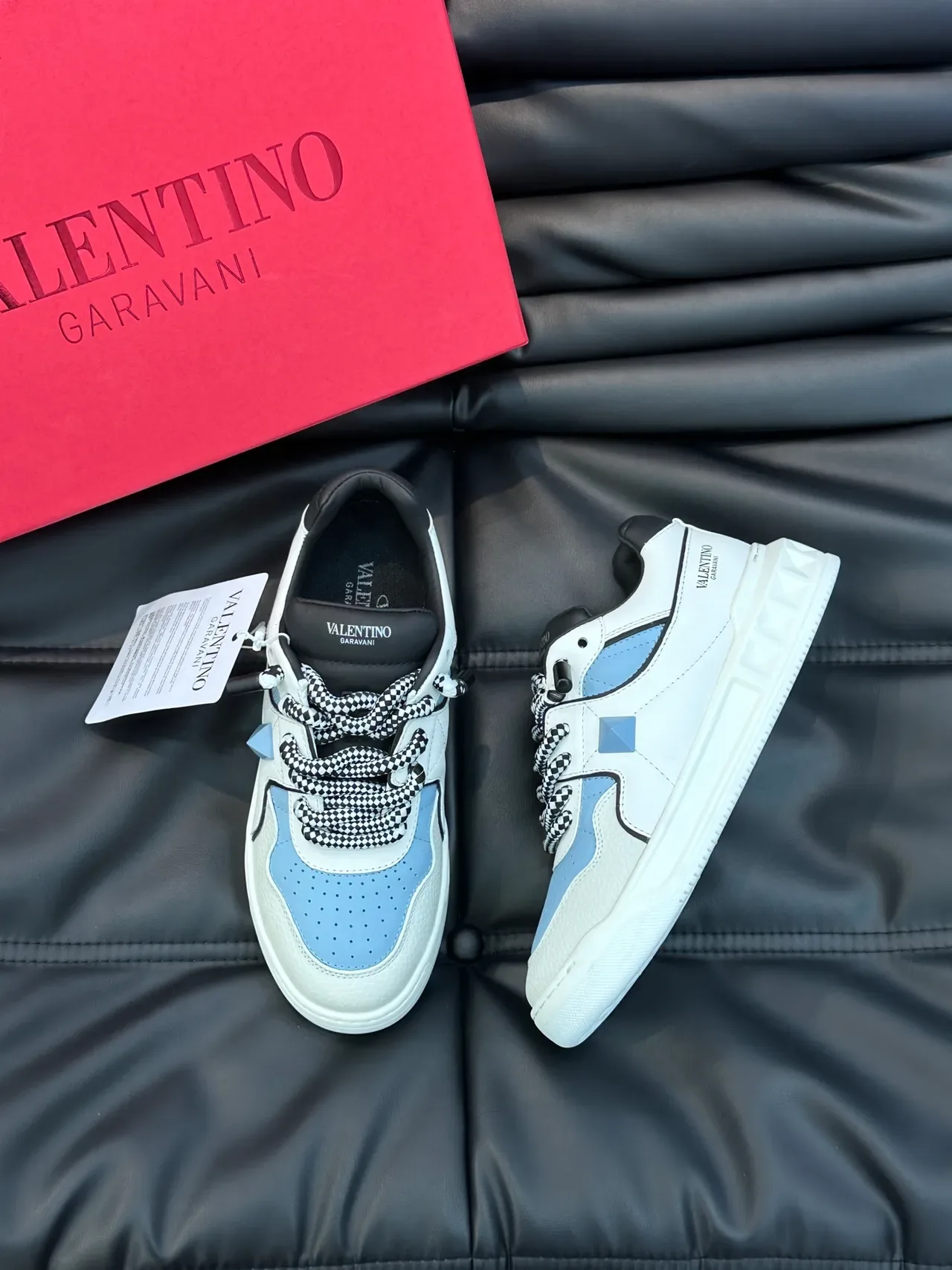 Valentino Zapatillas lifestyle de cuero superior blanco azul perforado ligero panel lateral 4