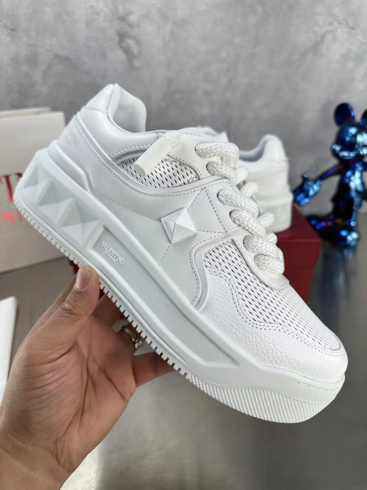 Valentino Sneakers Lifestyle Blancs Avec Tige En Maille Perforée Et Overlays En Cuir Matelassé 2