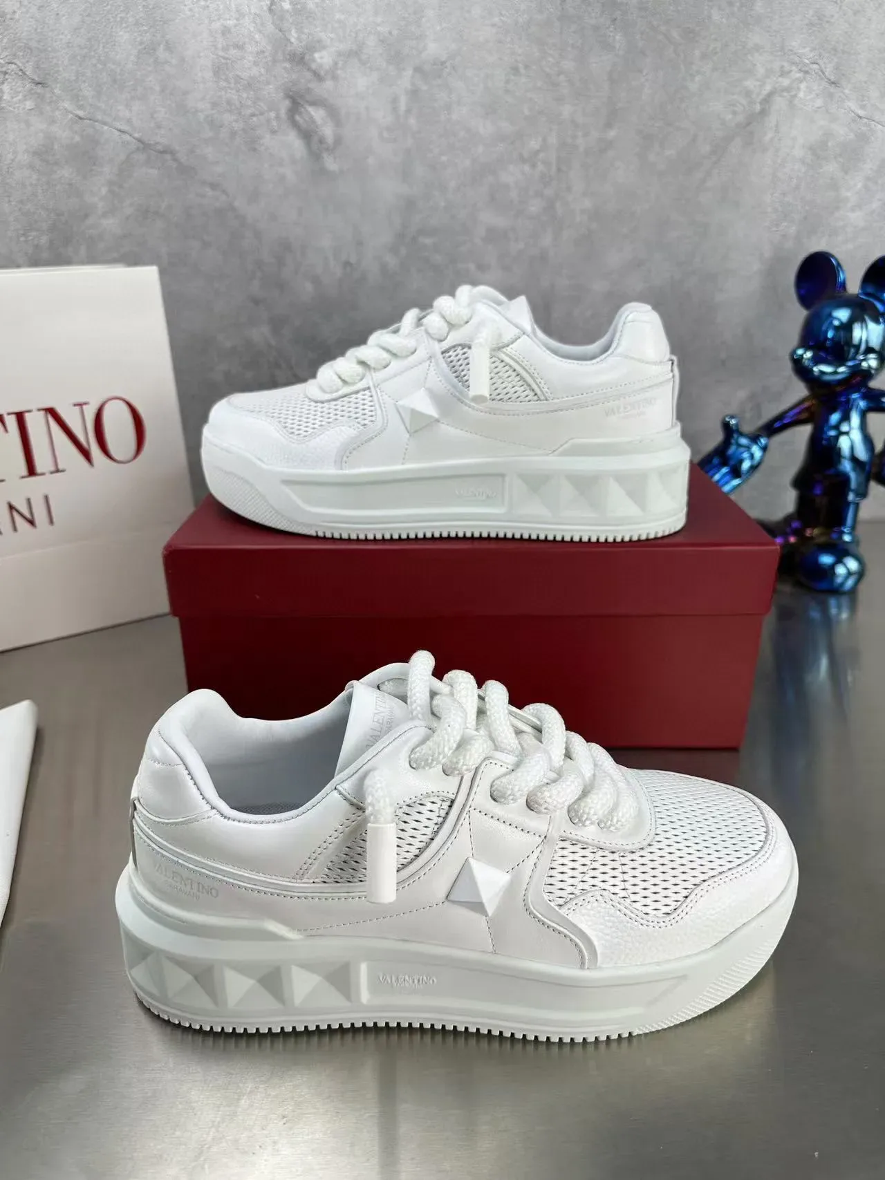 Valentino Sneakers Lifestyle Blancs Avec Tige En Maille Perforée Et Overlays En Cuir Matelassé 3