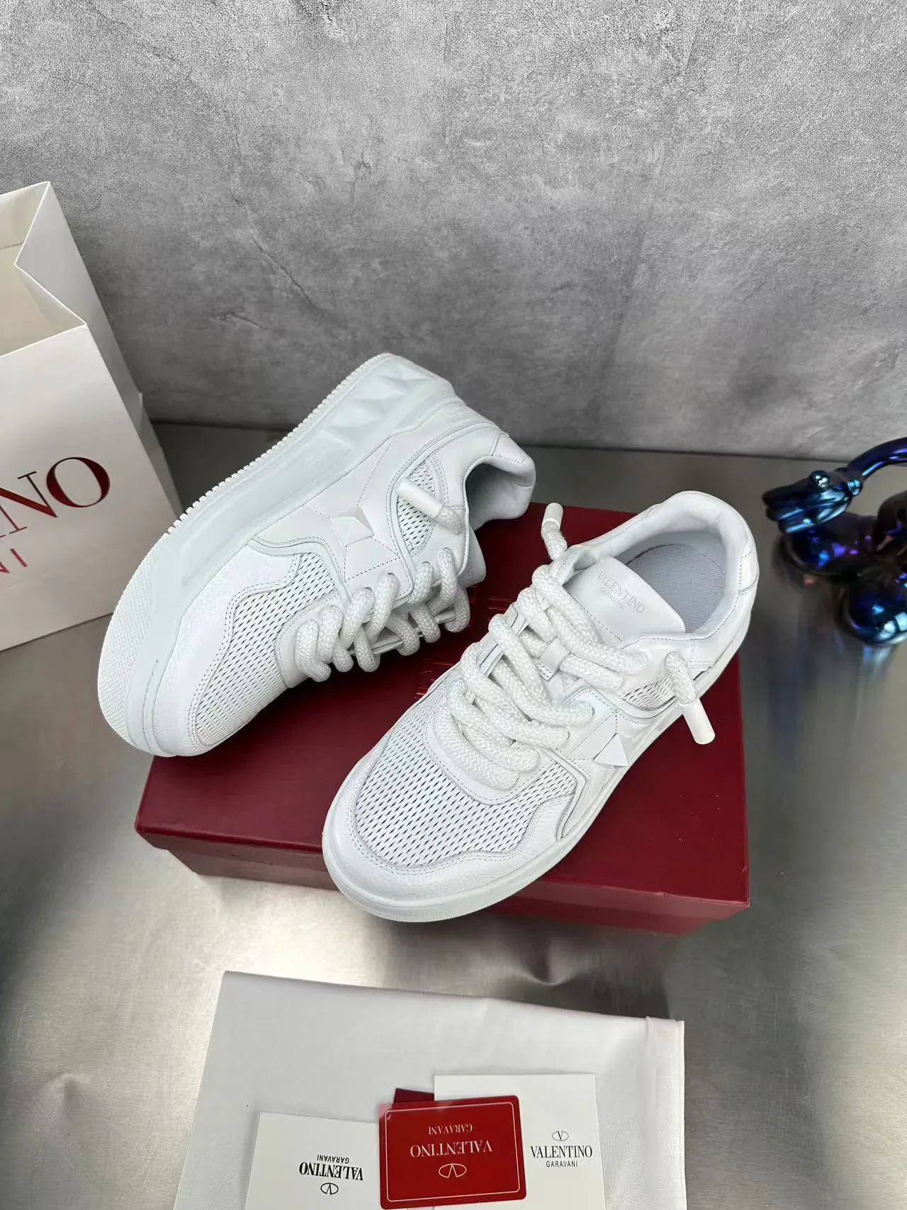 Valentino Sneakers Lifestyle Blancs Avec Tige En Maille Perforée Et Overlays En Cuir Matelassé 4