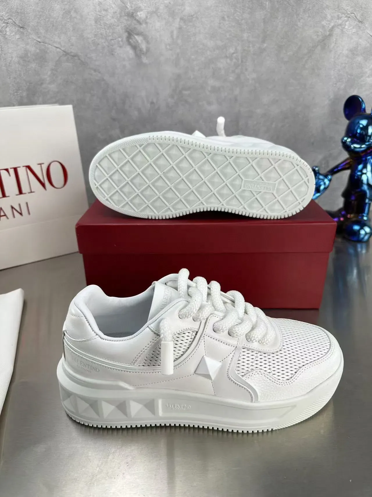 Valentino Sneakers Lifestyle Blancs Avec Tige En Maille Perforée Et Overlays En Cuir Matelassé 5