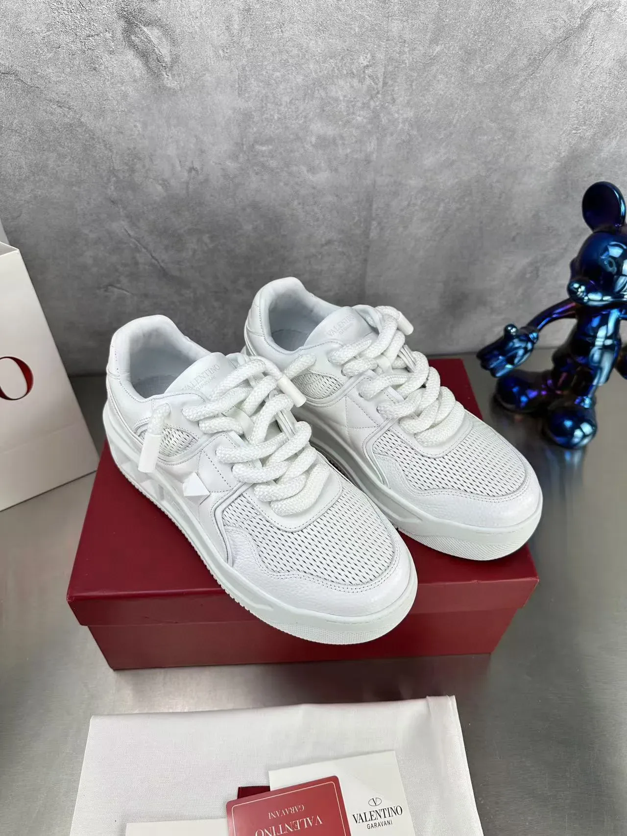 Valentino Sneakers Lifestyle Blancs Avec Tige En Maille Perforée Et Overlays En Cuir Matelassé 8