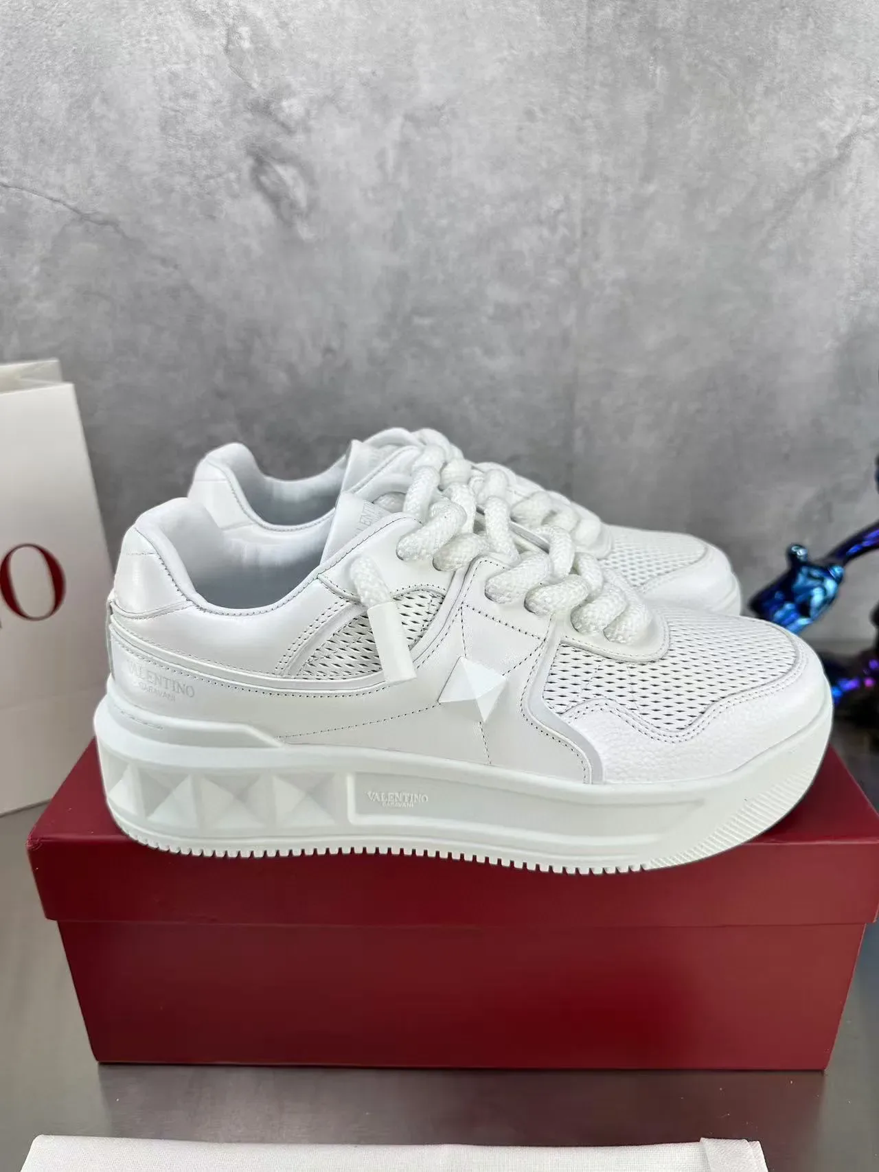 Valentino Sneakers Lifestyle Blancs Avec Tige En Maille Perforée Et Overlays En Cuir Matelassé 9