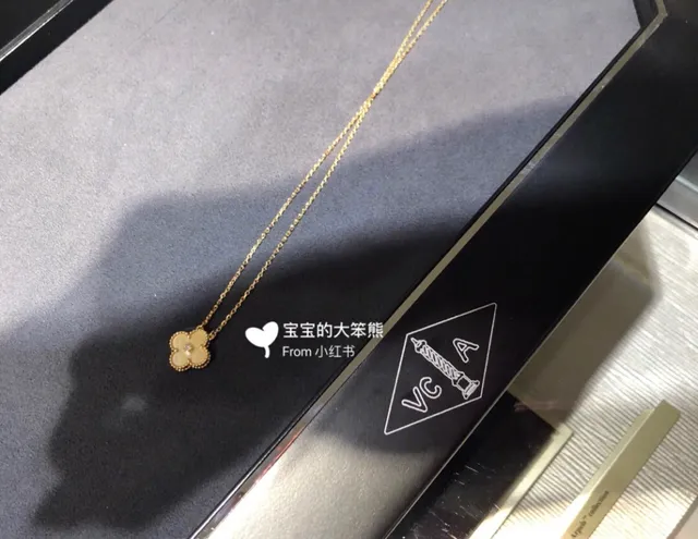 Van Cleef & Arpels Alhambra Four-Leaf Clover Mère-de-Perle et Diamant Collier 2