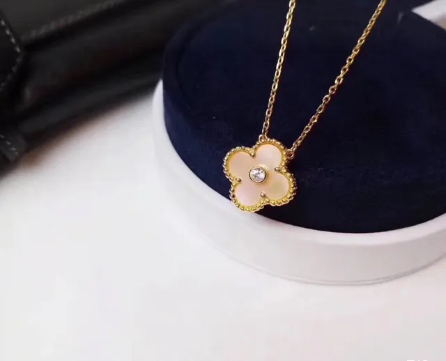 Van Cleef & Arpels Alhambra Four-Leaf Clover Mère-de-Perle et Diamant Collier 5