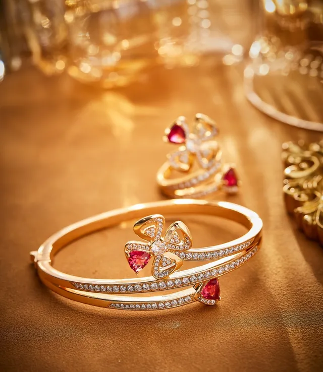 Van Cleef & Arpels Alhambra হার্ট রুবি এবং ডায়মন্ড সোনার ব্রেসলেট 6