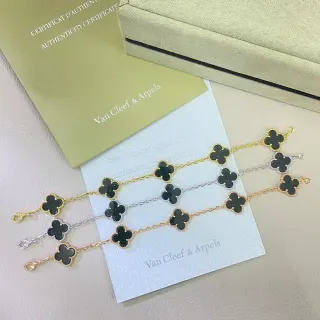 Van Cleef & Arpels Alhambra حجر أسود ذهبي وفضي سلاسل أساور