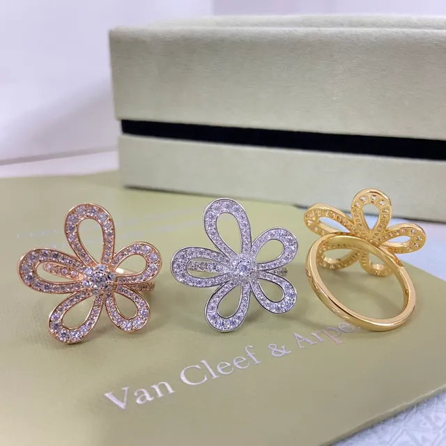 Van Cleef & Arpels Alhambra Bague Florale en Diamants à Cinq Pétales 2
