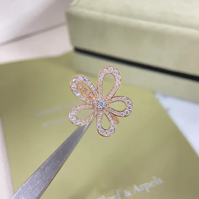 Van Cleef & Arpels Alhambra Bague Florale en Diamants à Cinq Pétales 3