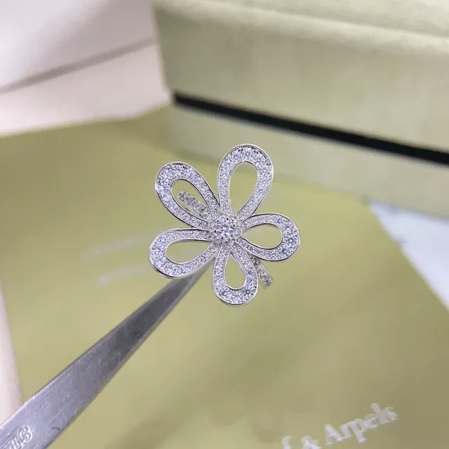 Van Cleef & Arpels Alhambra Bague Florale en Diamants à Cinq Pétales 4