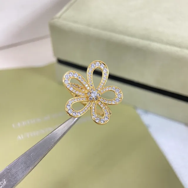 Van Cleef & Arpels Alhambra Bague Florale en Diamants à Cinq Pétales 5