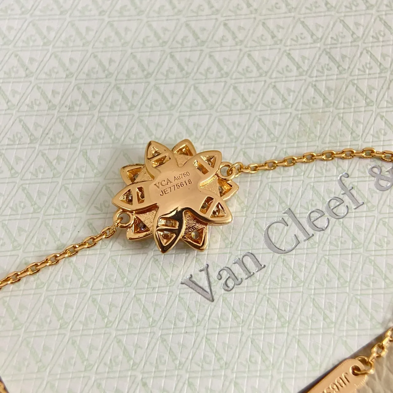 Van Cleef & Arpels Alhambra Pendentif Floral Or Argent Cristaux Pavé Bracelet 3