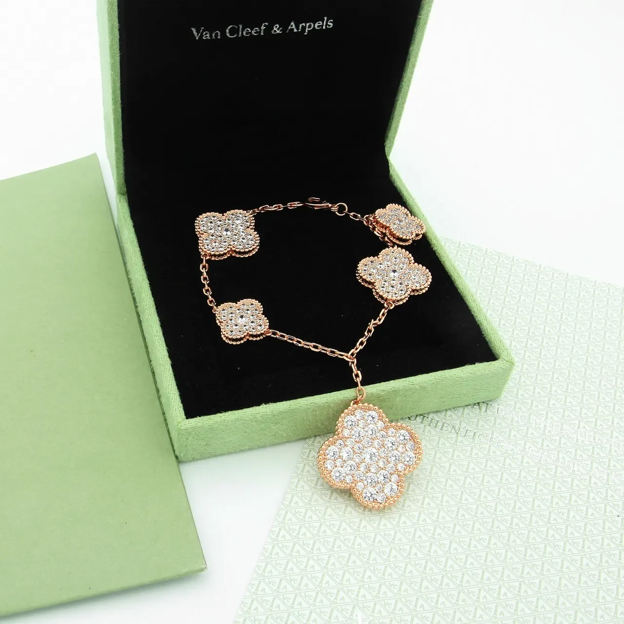 Colar Van Cleef & Arpels Alhambra ouro branco com motivos de trevo pavé-set e corrente com eslabões de rosas 3