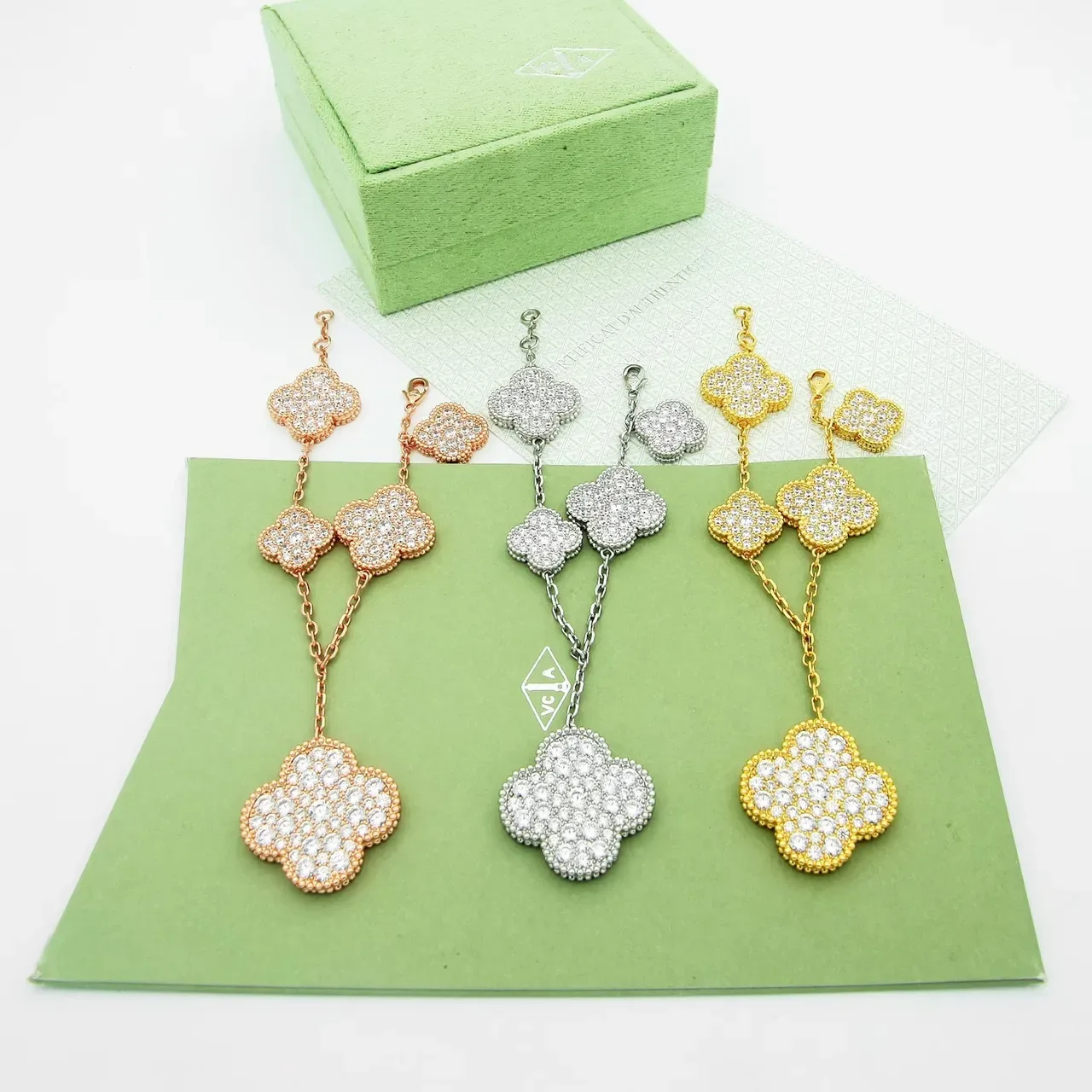Colar Van Cleef & Arpels Alhambra ouro branco com motivos de trevo pavé-set e corrente com eslabões de rosas 5