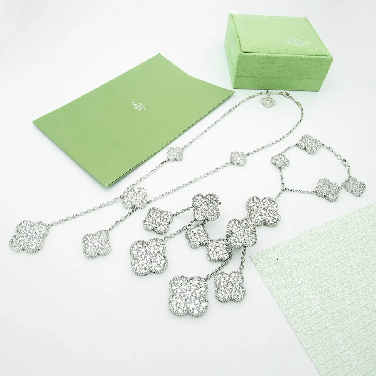 Colar Van Cleef & Arpels Alhambra ouro branco com motivos de trevo pavé-set e corrente com eslabões de rosas 6