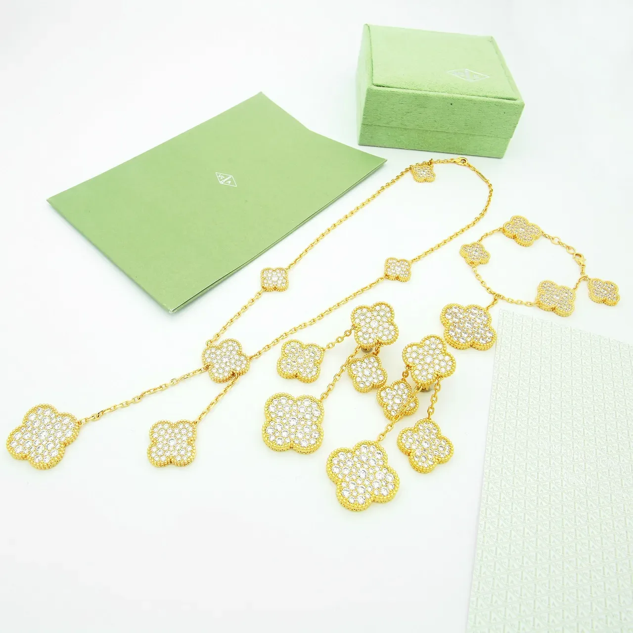 Colar Van Cleef & Arpels Alhambra ouro branco com motivos de trevo pavé-set e corrente com eslabões de rosas 7