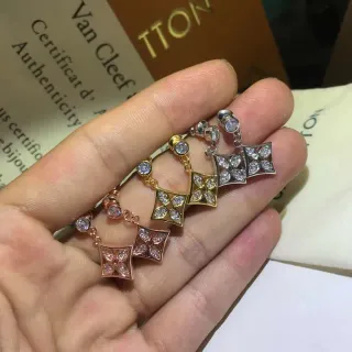Van Cleef & Arpels Alhambra Pavé الكلور ذو الأوراق الأربعة أقراط معلقة