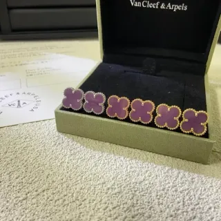 Van Cleef & Arpels Alhambra أقراط كلوفر متصلة بحجر أرجواني