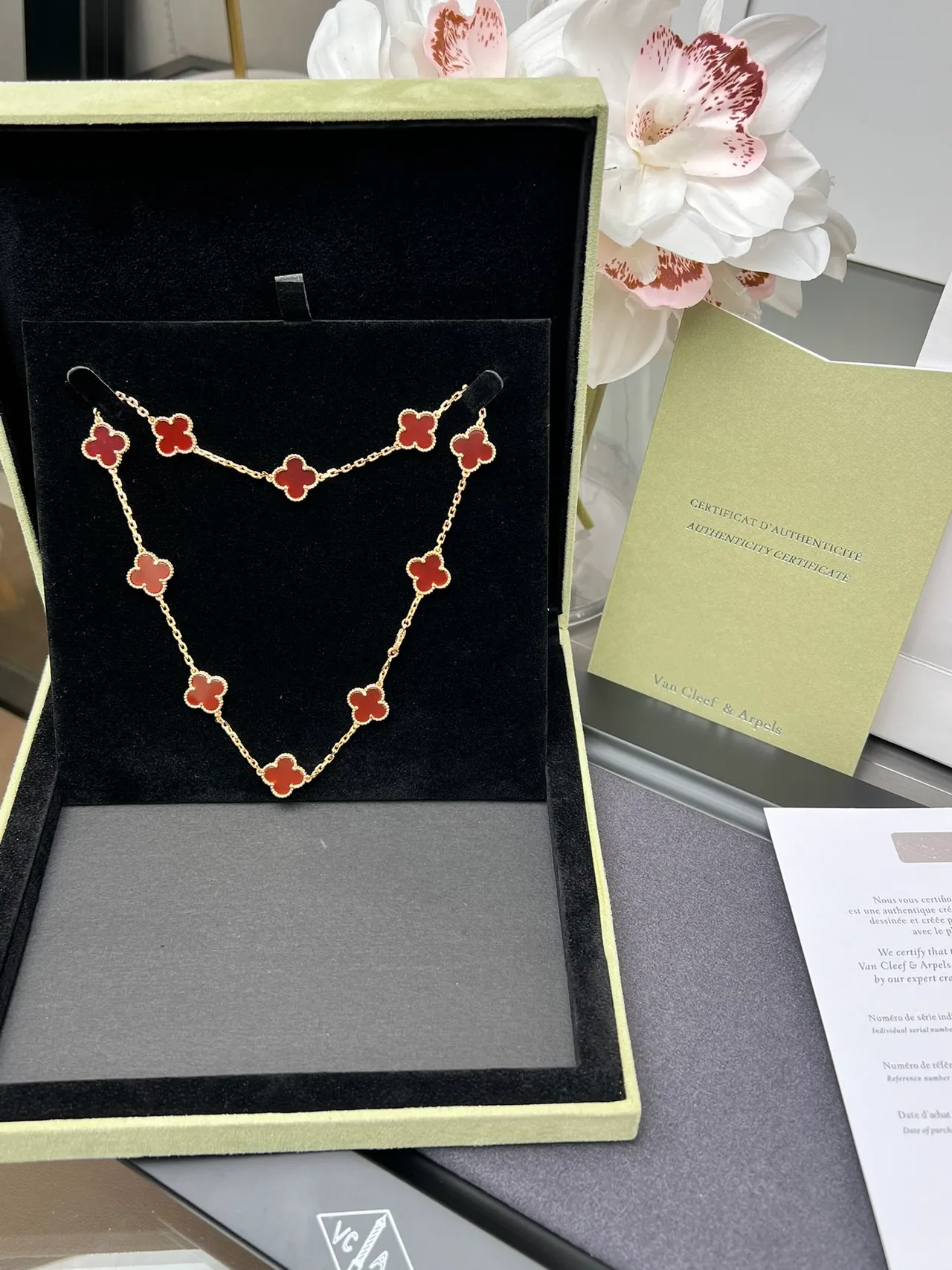Van Cleef & Arpels Alhambra Collier en or avec émail rouge 8