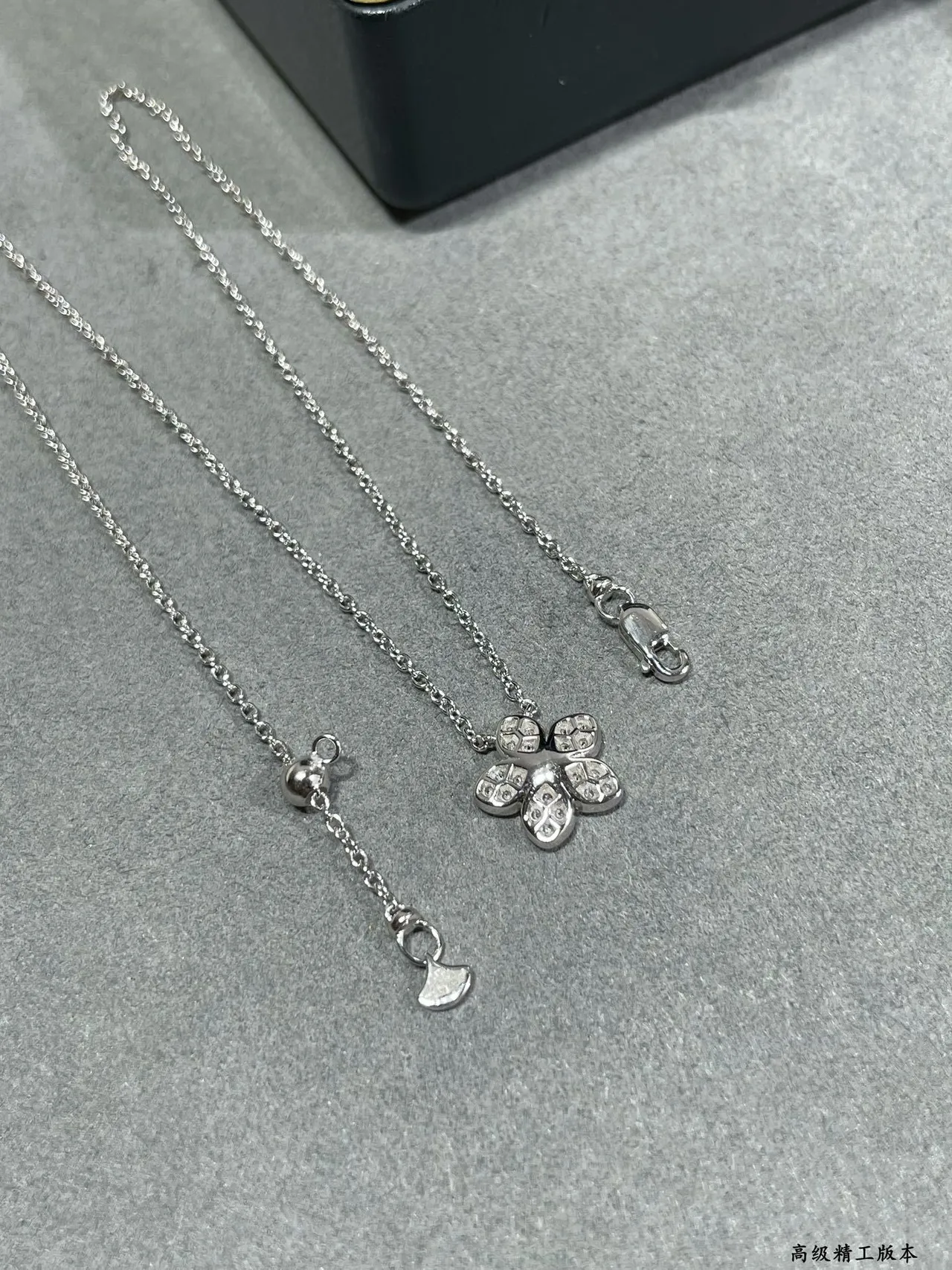 Van Cleef & Arpels Alhambra فضي بحري زهرة خماسية Pavé-Set Diamonds قلادة 2