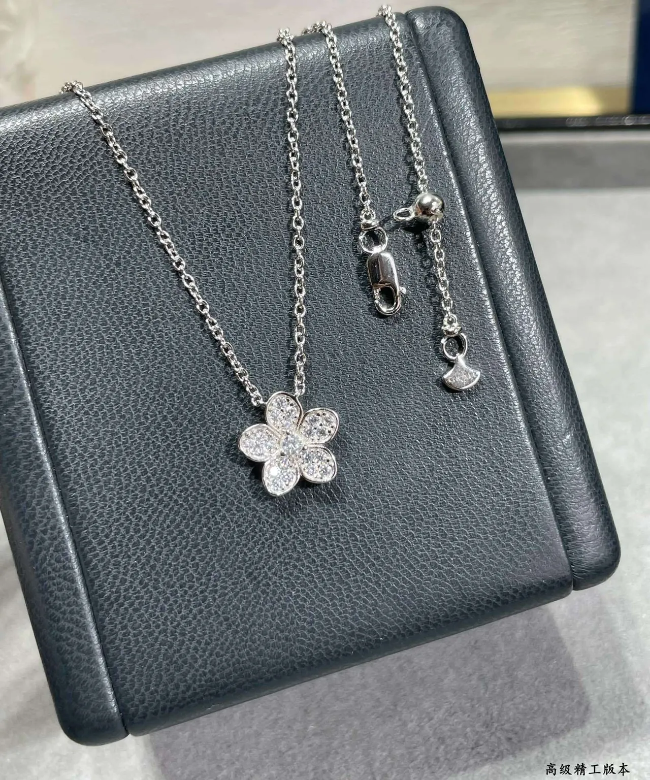 Van Cleef & Arpels Alhambra فضي بحري زهرة خماسية Pavé-Set Diamonds قلادة 4
