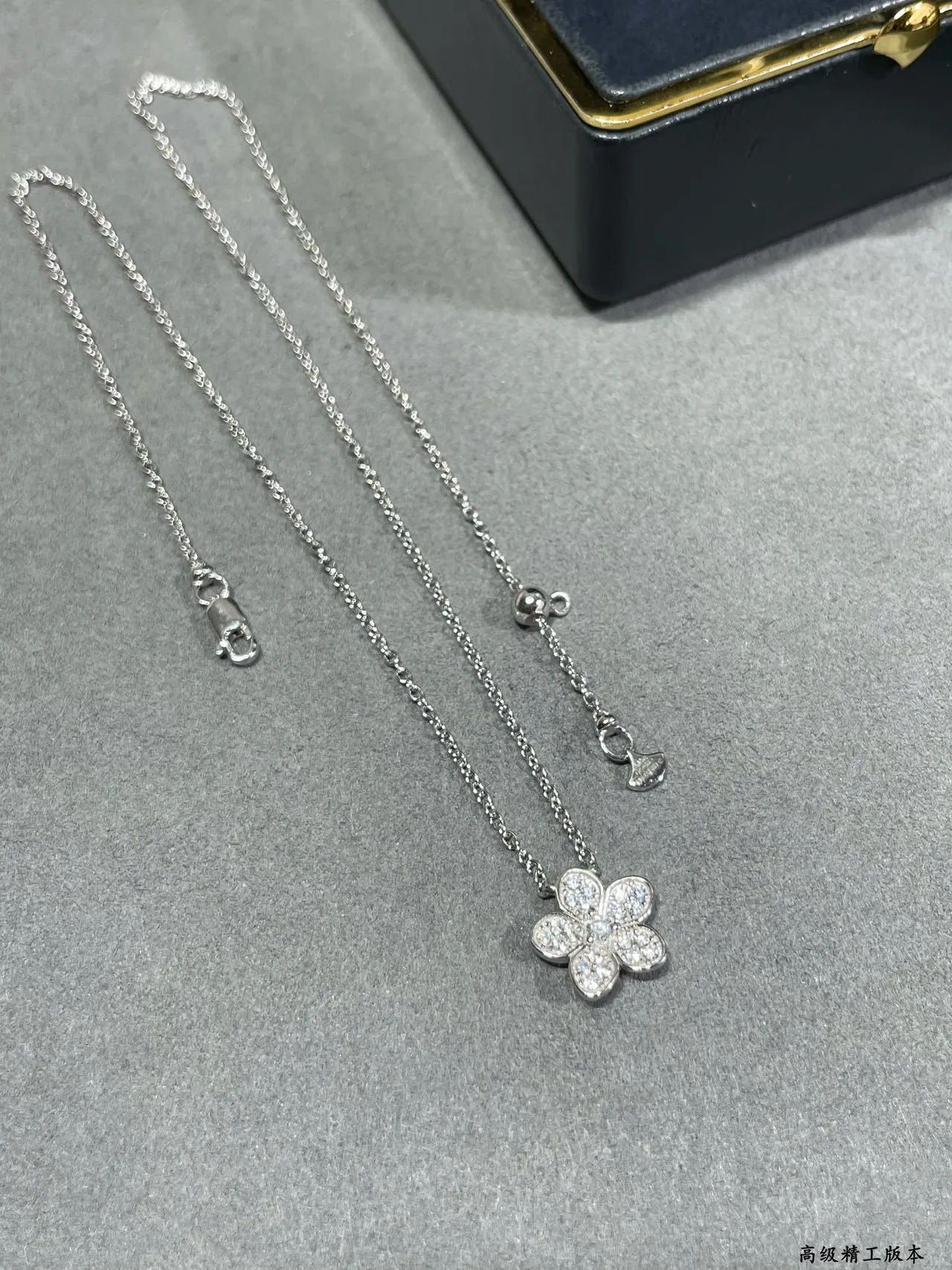Van Cleef & Arpels Alhambra فضي بحري زهرة خماسية Pavé-Set Diamonds قلادة 5