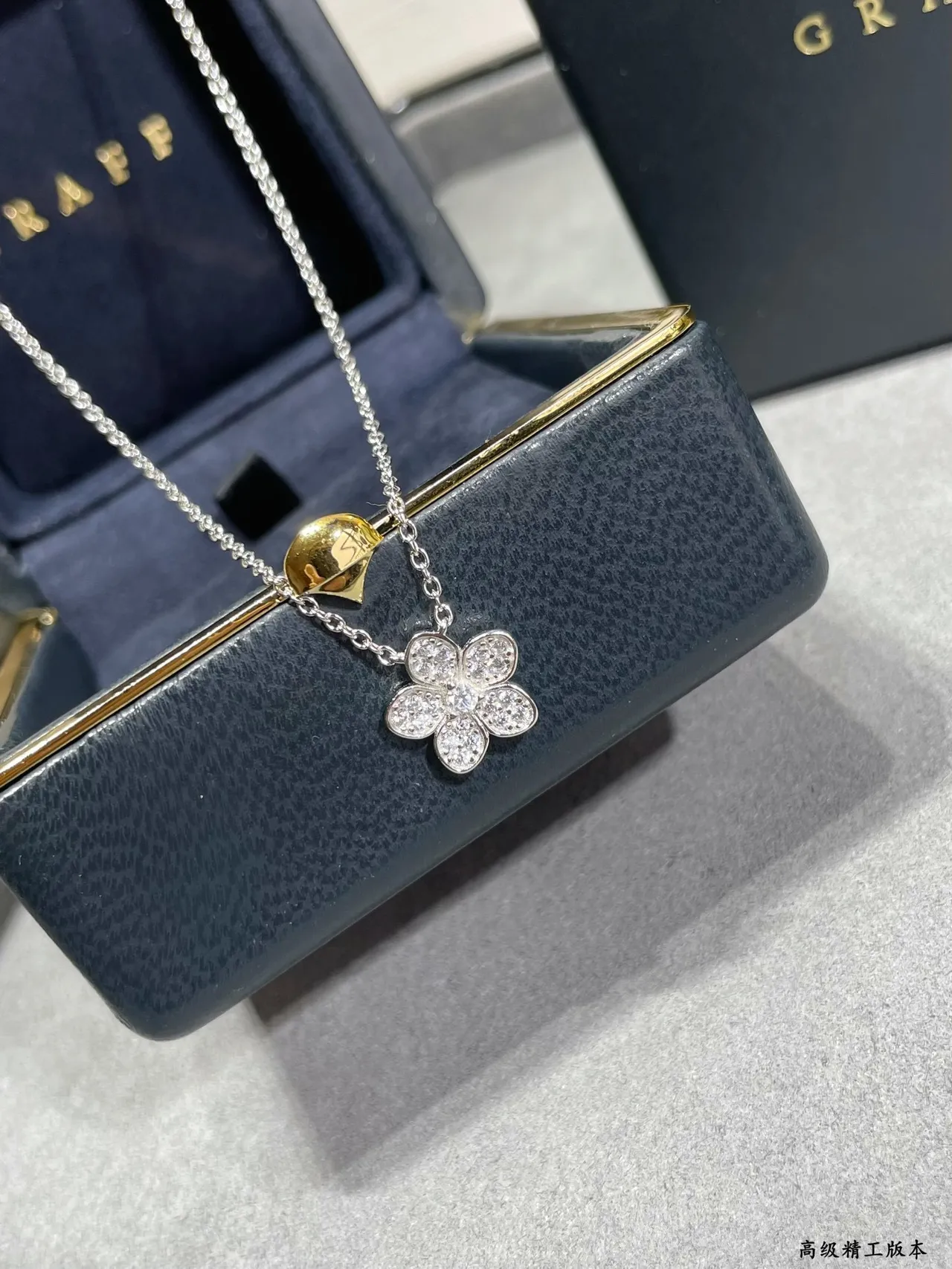 Van Cleef & Arpels Alhambra فضي بحري زهرة خماسية Pavé-Set Diamonds قلادة 6